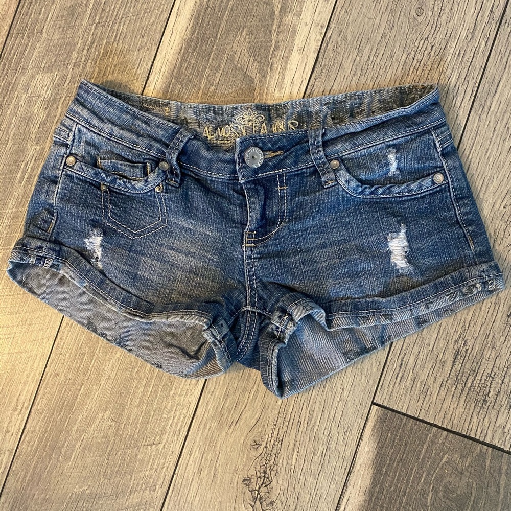 🩳💛Almost Famous Distressed Blue Jean Shorts